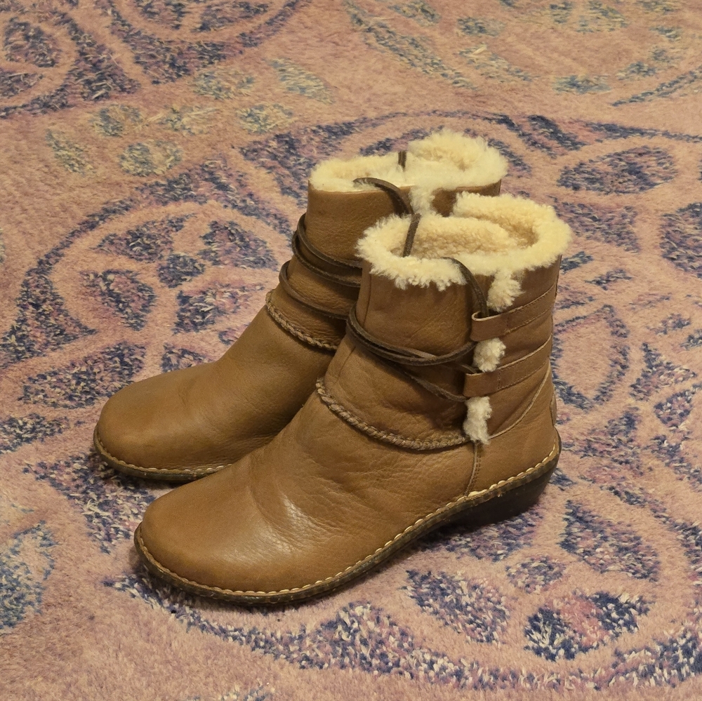 Ugg Leather Water And Slip Resistant Shearling-Lined Ankle Boot. Sz 7